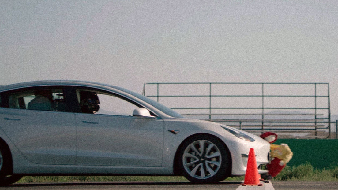 Los coches de Tesla no detectan maniquís de niños y los arrollan varias veces durante unas pruebas de su sistema de conducción autónoma (VIDEO)
