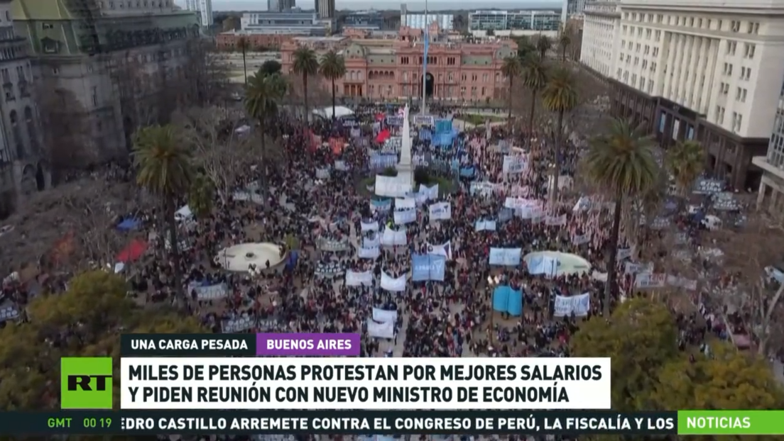 Miles de personas protestan en Argentina por mejores salarios y piden reunión con el nuevo ministro de Economía