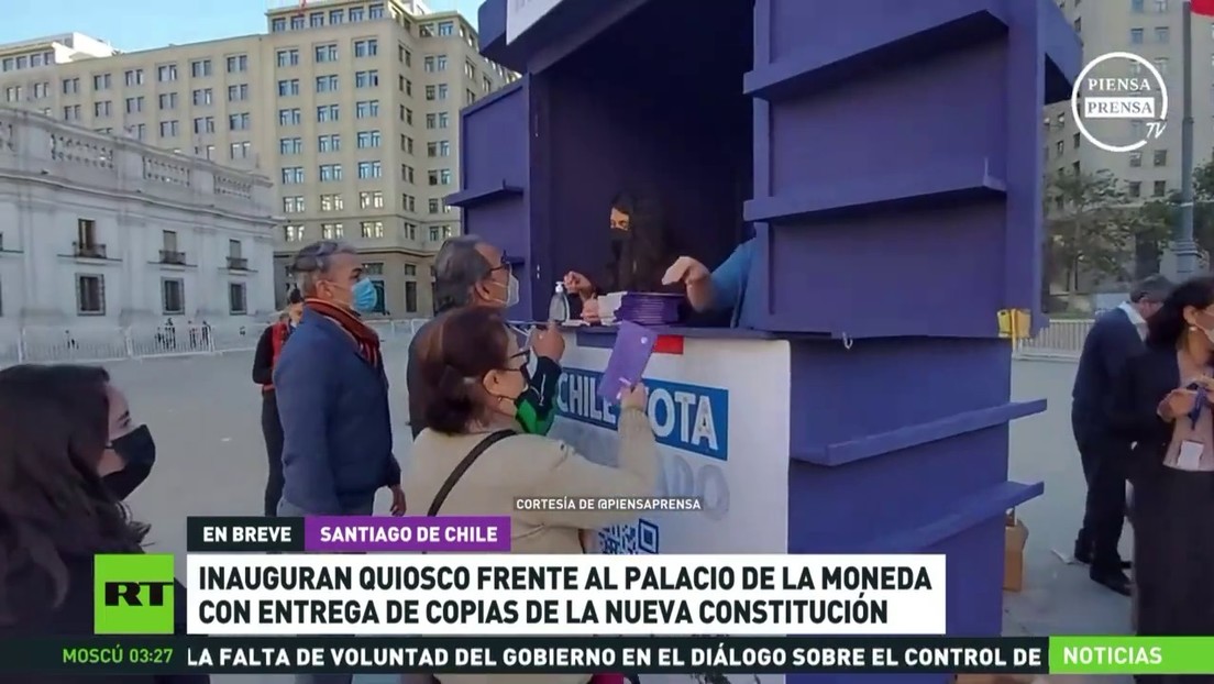 Inauguran en Chile un quiosco frente al Palacio de la Moneda para repartir copias del proyecto de Constitución