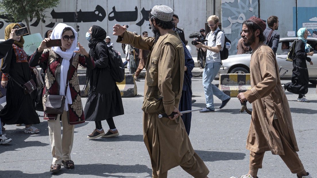 VIDEO: Fuerzas talibanes dispersan con disparos una protesta pacífica de mujeres en Kabul