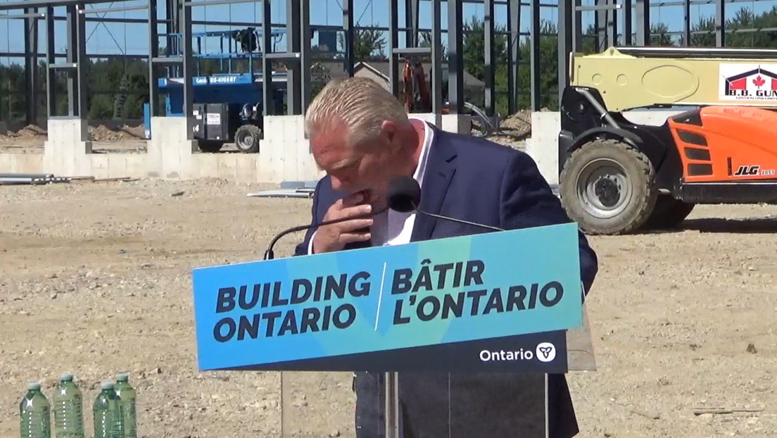 VIDEO: El primer ministro de Ontario se traga una abeja mientras daba una rueda de prensa al aire libre