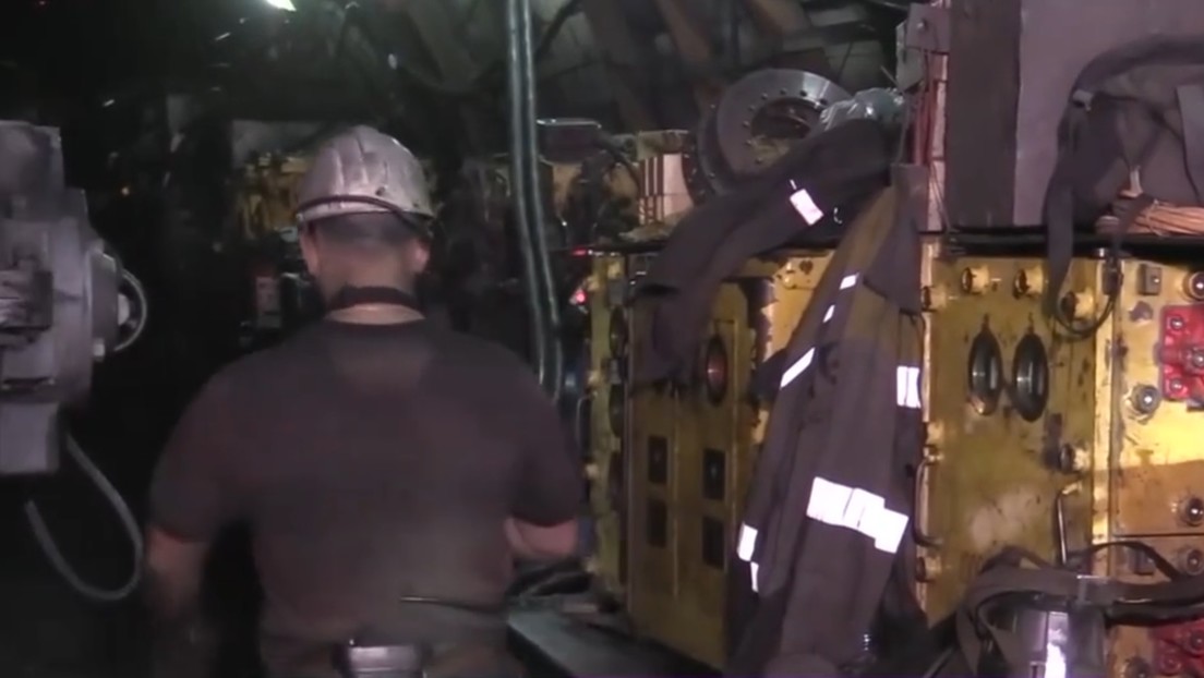 Mineros de Donbass siguen extrayendo carbón pese a los ataques de las fuerzas ucranianas