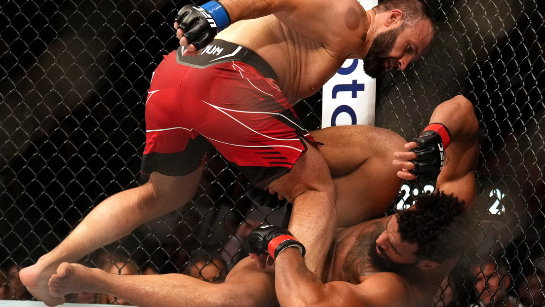 VIDEO: El devastador gancho del invicto Azamat Murzakánov que marcó el principio del fin de Devin Clark en su pelea de la UFC