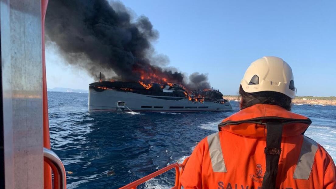 Un incendio arrasa un yate de lujo de 45 metros de eslora en Formentera (VIDEOS)