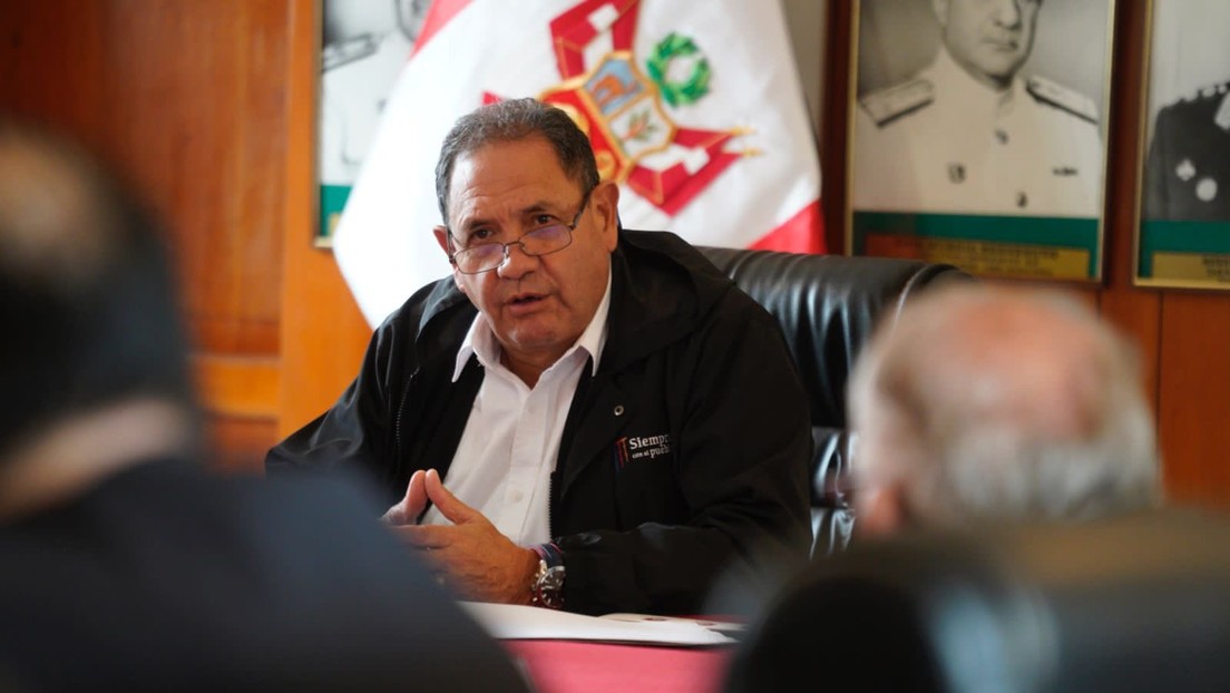 El ministro de Defensa de Perú presenta su renuncia a Pedro Castillo