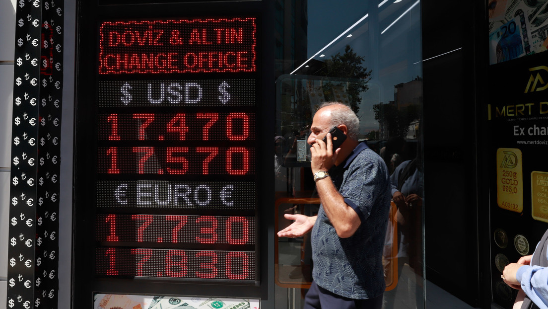 El Banco Central de Turquía recorta un 1 % los tipos de interés a pesar de la inflación que roza el 80 %
