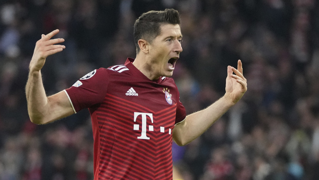 Un hombre roba a Robert Lewandowski en Barcelona y el futbolista lo intenta atrapar pero lo pierde de vista