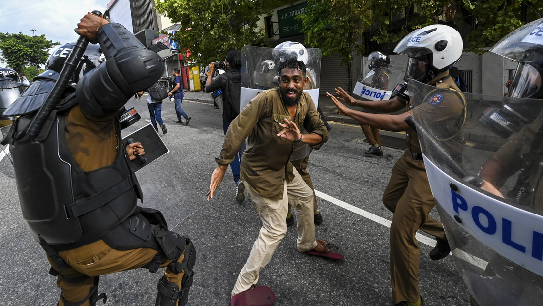 La Policía de Sri Lanka reprime con cañones de agua y gases lacrimógenos una protesta estudiantil contra el Gobierno (VIDEOS)