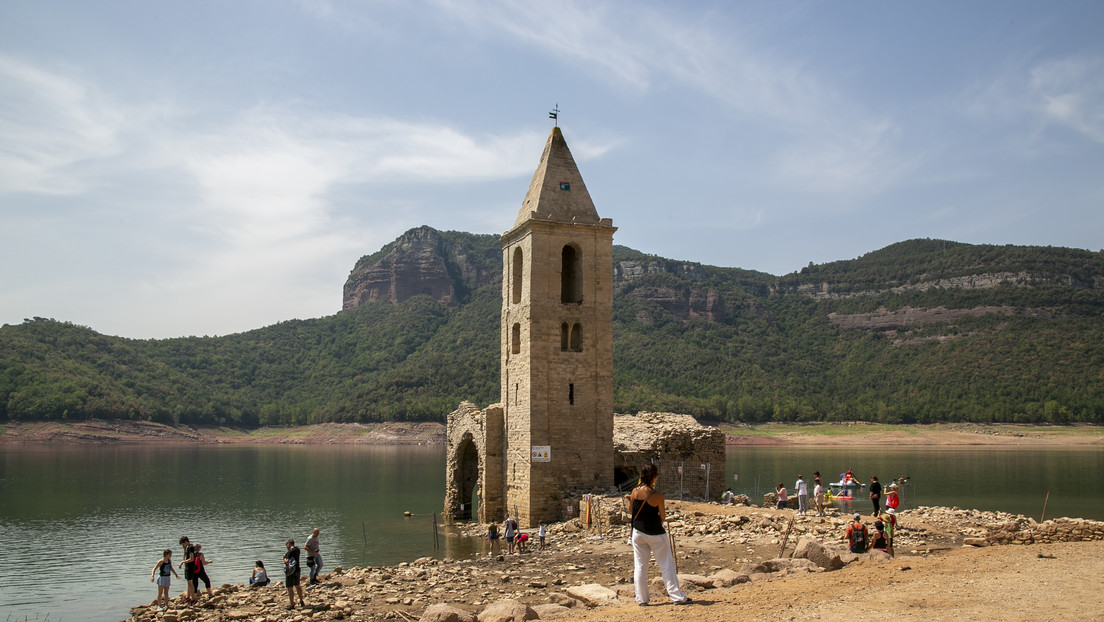 Una iglesia románica emerge de un embalse en España debido a la sequía