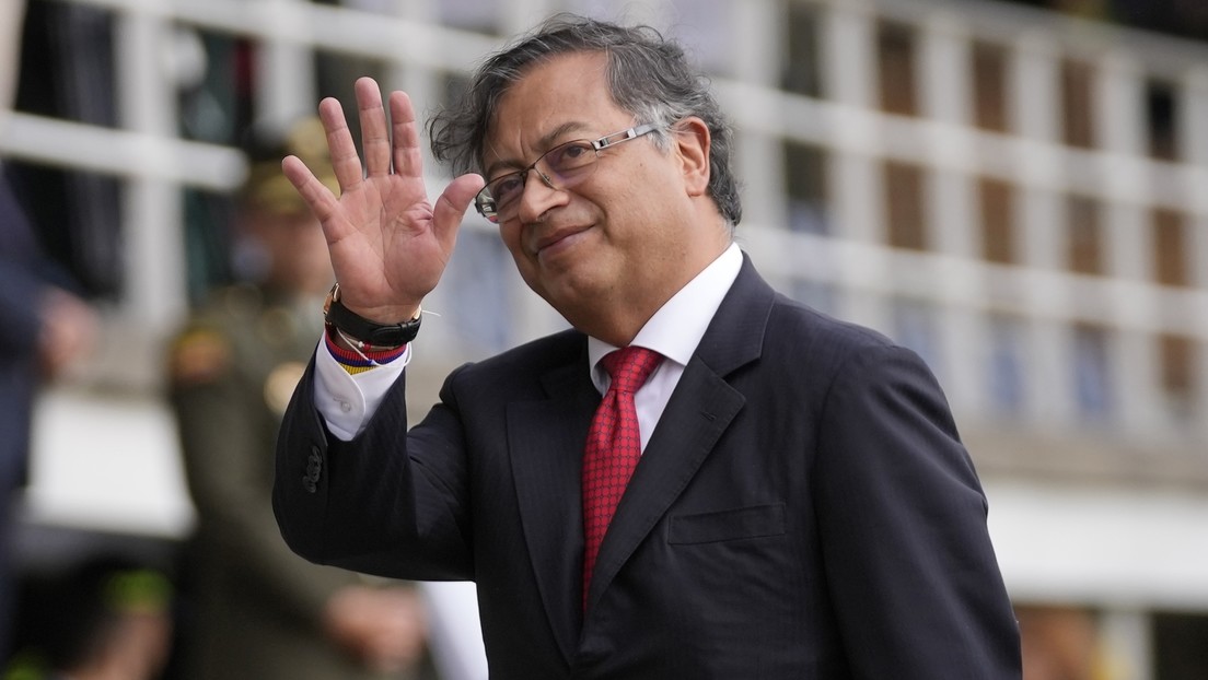 Gustavo Petro suspende las órdenes de captura y extradición contra negociadores del ELN