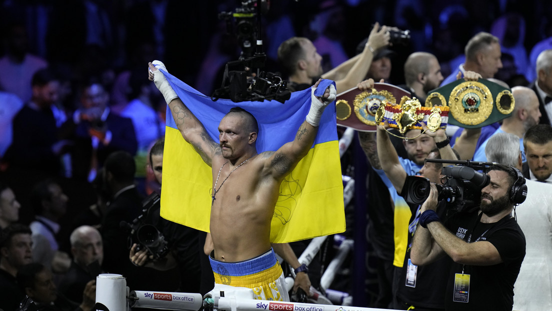 El boxeador ucraniano Alexánder Usik vence al británico Anthony Joshua