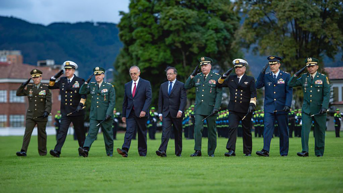 Petro llama a los militares a pensar en "cómo nos preparamos para la paz"