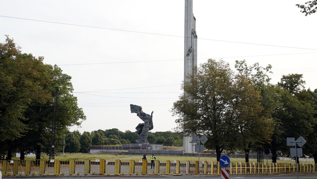 Letonia demuele un monumento a los liberadores soviéticos que expulsaron a los invasores fascistas del país