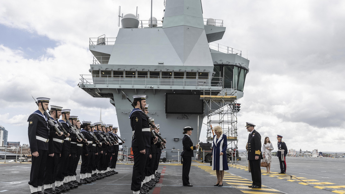 El mayor buque de guerra británico se avería menos de 24 horas después de zarpar hacia EE.UU.