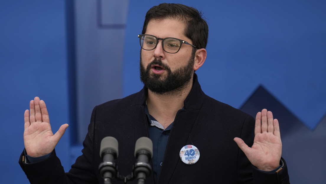 "Son inaceptables": Boric repudia un polémico acto por el 'Apruebo' con la bandera y el atropello a ciclistas por los defensores del 'Rechazo'