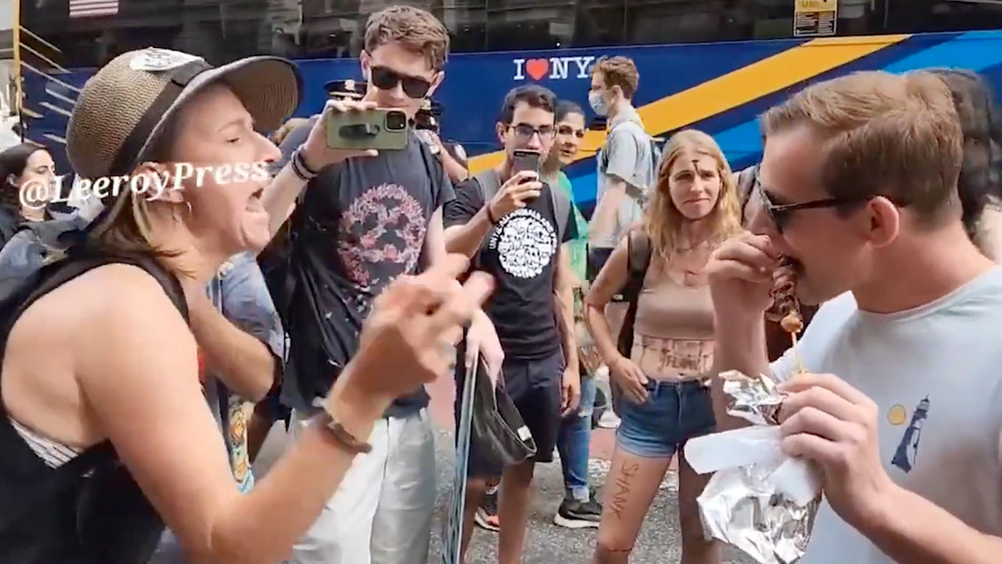 "Tienes toda la sangre en tu cara": Veganos descargan furia contra un hombre que come un kebab (VIDEO)