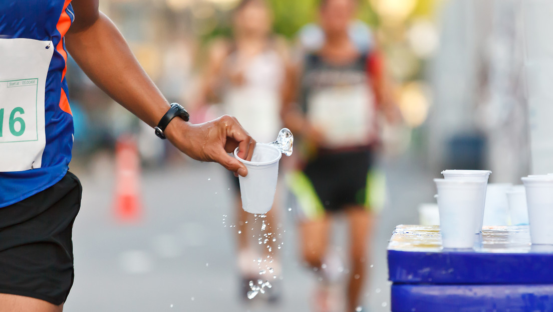 Denuncian a un hombre que se grabó a sí mismo poniendo ron en las bebidas de los corredores del maratón de Ciudad de México y subió el video a redes