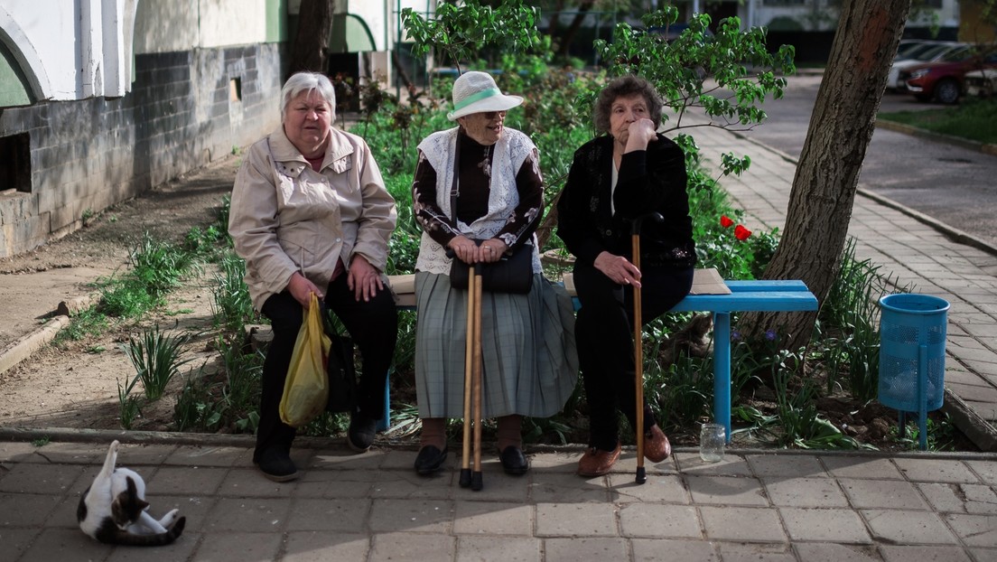 VIDEO: Ancianas rusas salen victoriosas en su 'lucha' por un banco que desconocidos querían llevárselo