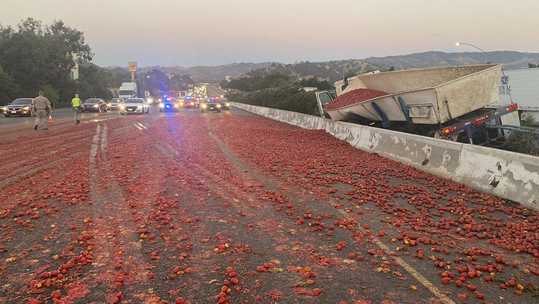 Camión se accidenta y vierte casi 300.000 tomates en una carretera de California (VIDEO, FOTOS)