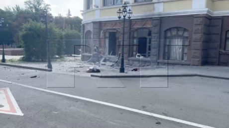 VIDEO: Bombardean el Teatro de Ópera y Ballet y un hotel en el centro de Donetsk