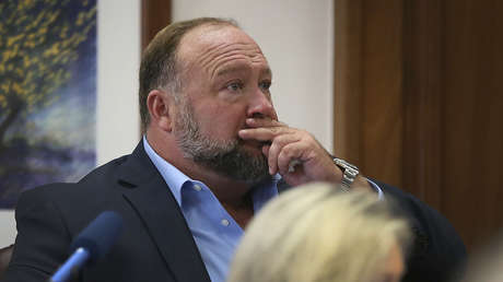 Condenan al conspiracionista Alex Jones a pagar más de 4 millones de dólares por sus mentiras sobre la masacre escolar de Sandy Hook en EE.UU.