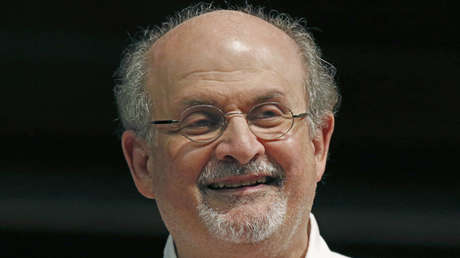 Salman Rushdie es conectado a un ventilador tras ser apuñalado en Nueva York