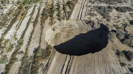 Chile acusa a minera de "sobreexplotación" por un enorme socavón de más de 30 metros de diámetro