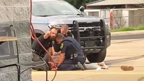 Tres policías de EE.UU. golpean violentamente a un hombre durante su arresto y chocan su cabeza contra la acera varias veces