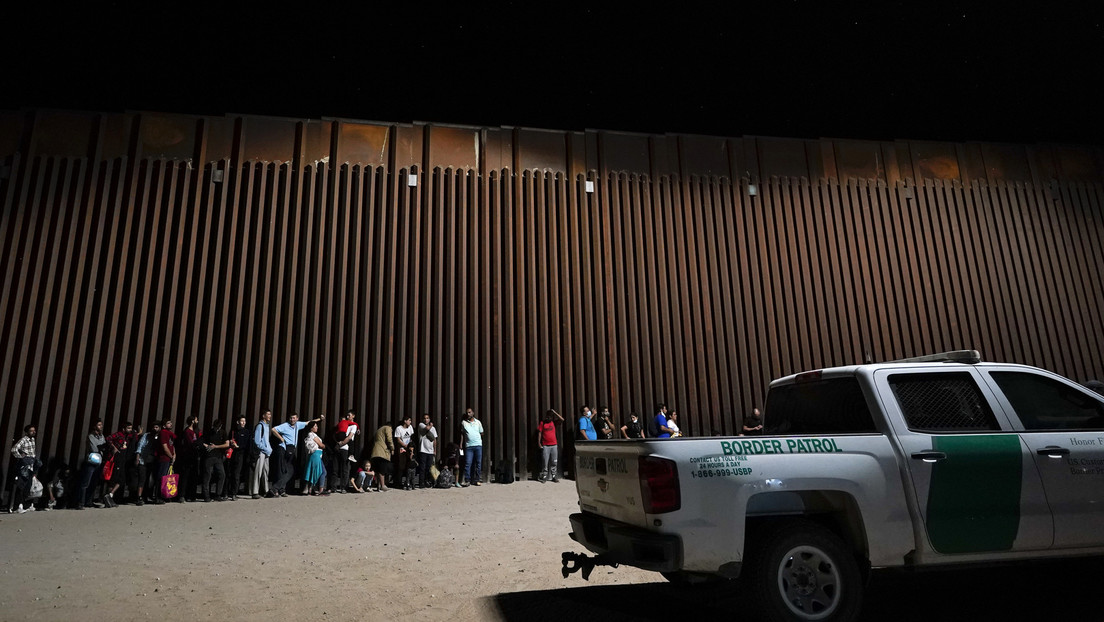 Texas envía en ómnibus a decenas de migrantes rumbo a la 'ciudad santuario' de Chicago