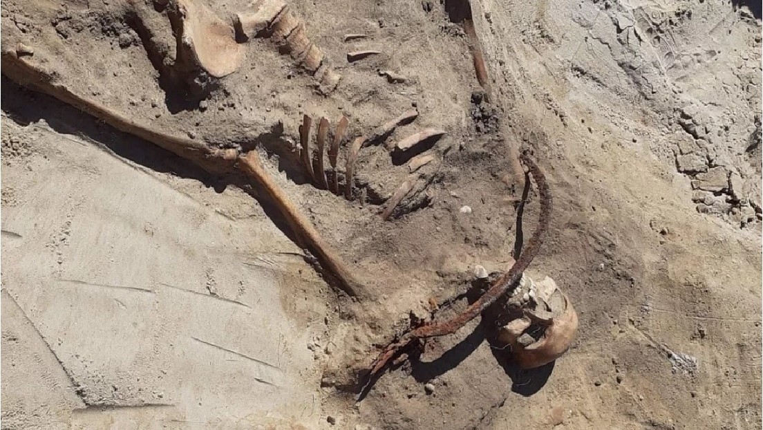 Hallan el esqueleto de una mujer 'vampiro' en Polonia con una hoz en el cuello para que no se levante