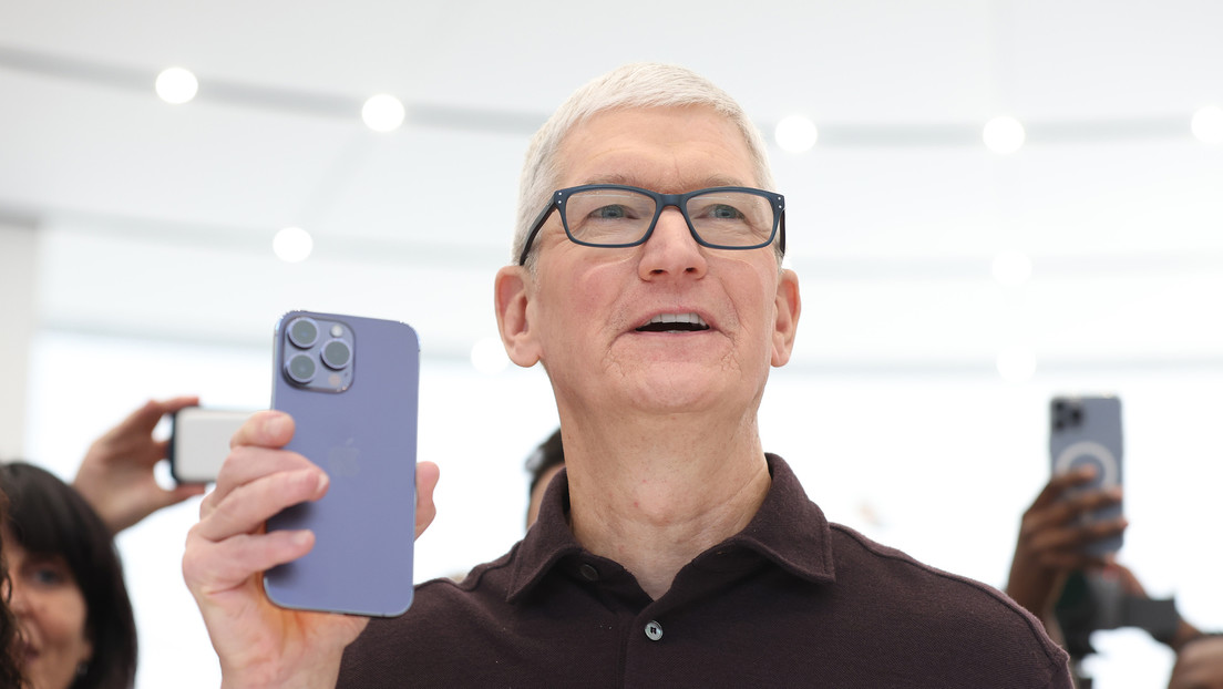 "Cómprale a tu mamá un iPhone": La singular respuesta de Tim Cook a una queja por la falta de compatibilidad en los móviles de Apple