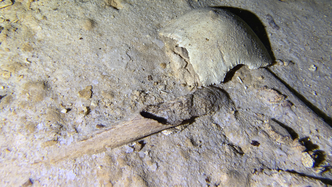 Encuentran un esqueleto prehistórico en una cueva de México amenazada por la ruta del Tren Maya