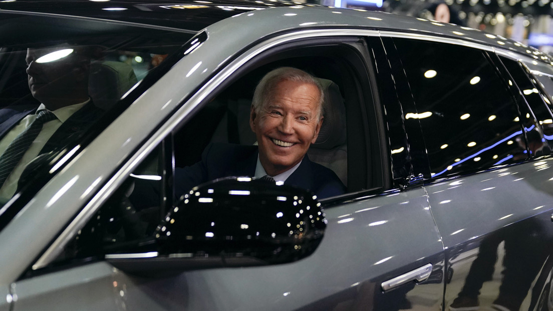 VIDEO: Biden promociona los vehículos eléctricos caros en medio de una inflación récord en EE.UU.