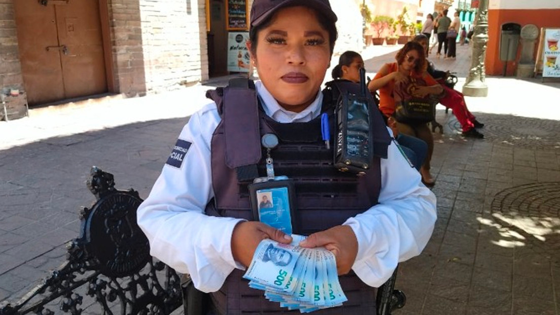 La 'honesta uniformada': una agente mexicana encuentra 300 dólares en un cajero y los lleva a la Policía