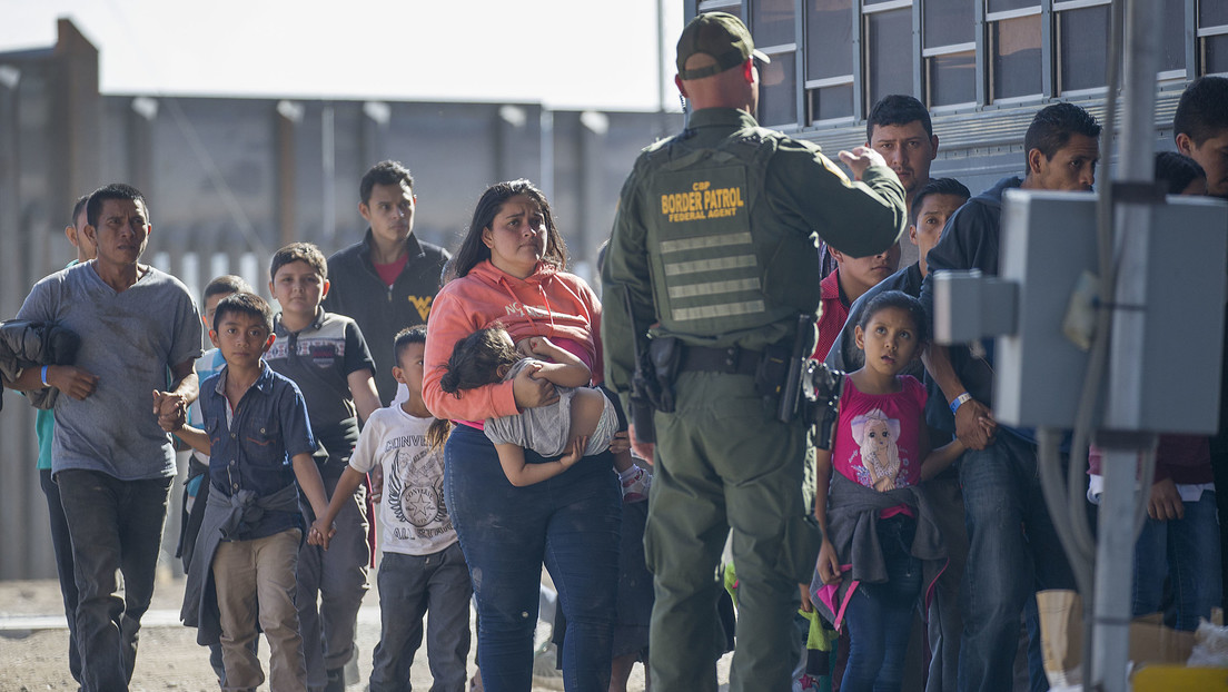 Un gobernador de EE.UU. pide considerar "cargos de secuestro" contra los que envían a migrantes a zonas prodemócratas