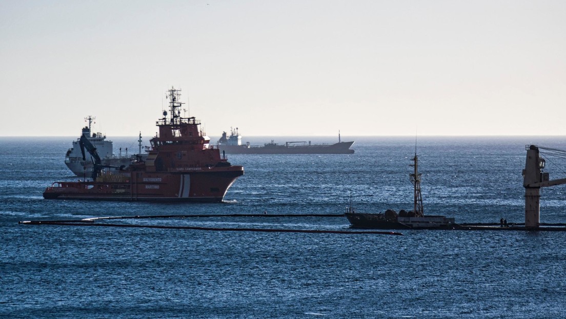 Gibraltar inicia el hundimiento del carguero que derramó combustible en la península ibérica
