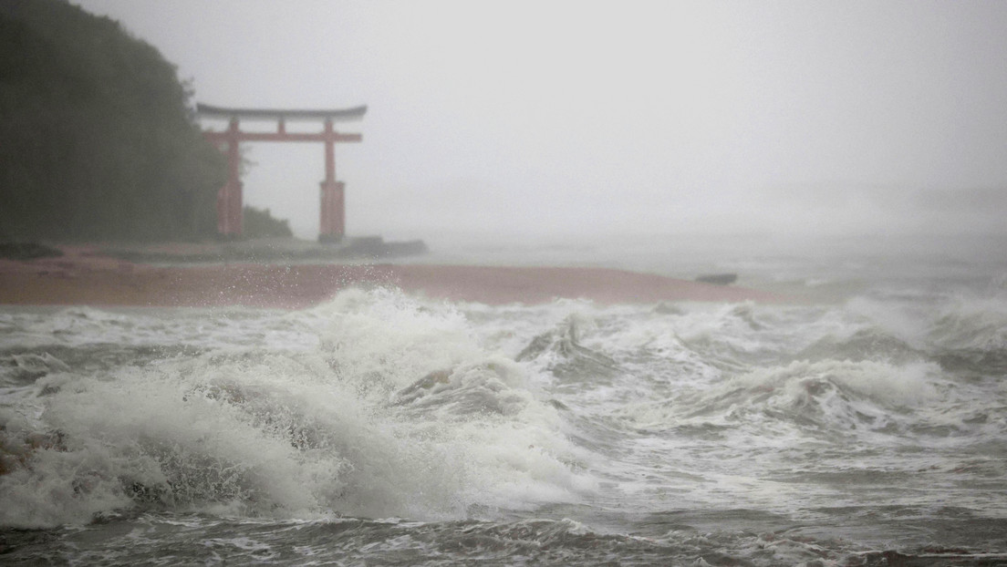 Japón ordena evacuar a más de 4 millones de personas ante la llegada del tifón  Nanmadol - RT
