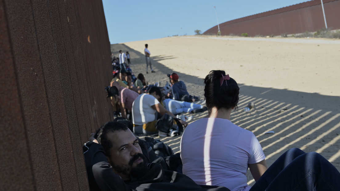 Las autoridades mexicanas rescatan a 263 migrantes abandonados en camiones
