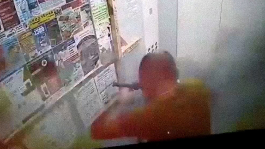 VIDEO: Un patinete eléctrico explota mientras su dueño baja por un ascensor