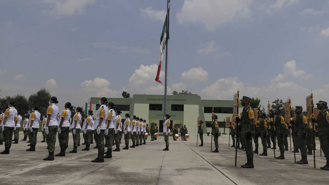 Víctimas de la 'guerra sucia' en México entran a campo militar donde el Ejército cometió violaciones a los derechos humanos