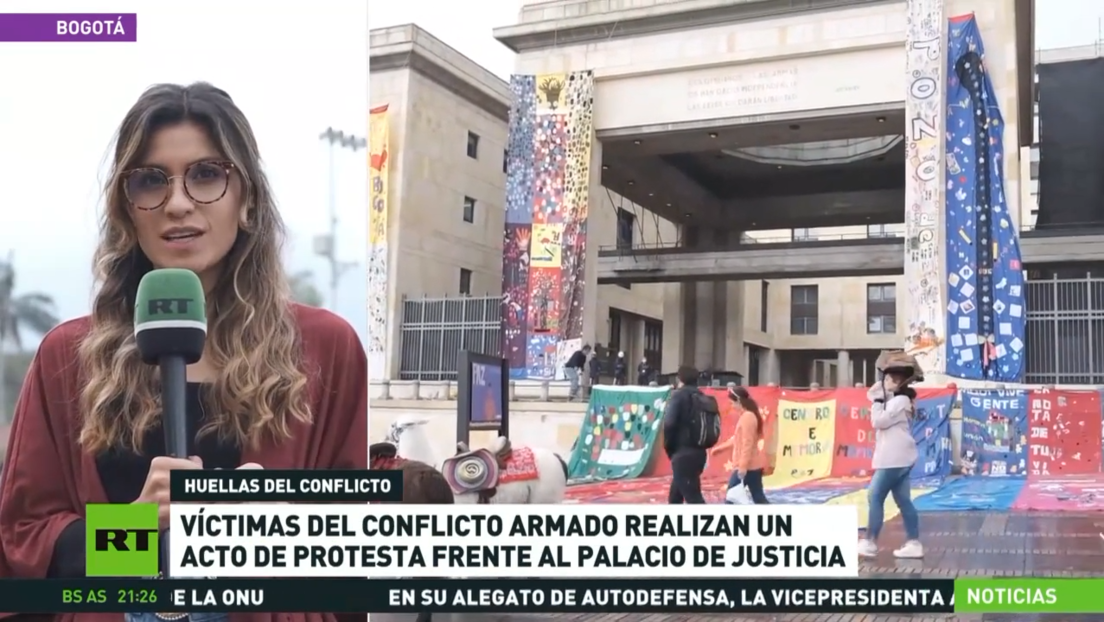 Víctimas del conflicto armado en Colombia protestan frente al Palacio de Justicia