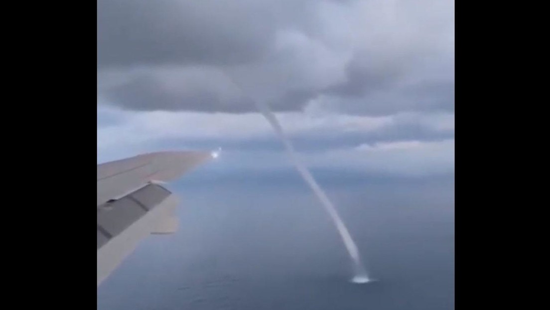 Captan un tornado de agua sobre el mar Negro desde la ventana de un avión