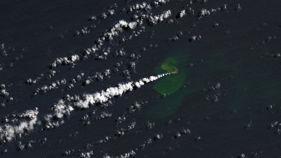 Emerge una nueva isla en el océano Pacífico tras la erupción de un volcán submarino