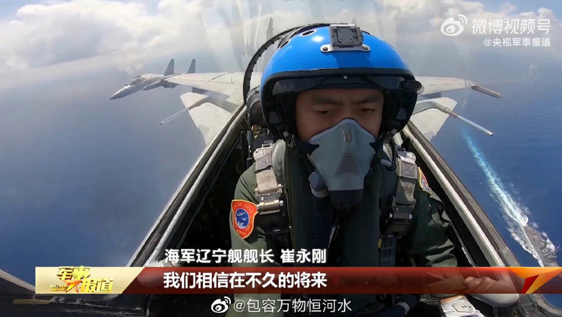 Cazas J-15 chinos sobrevuelan lo que parece ser un destructor extranjero de clase Arleigh Burke (VIDEO)