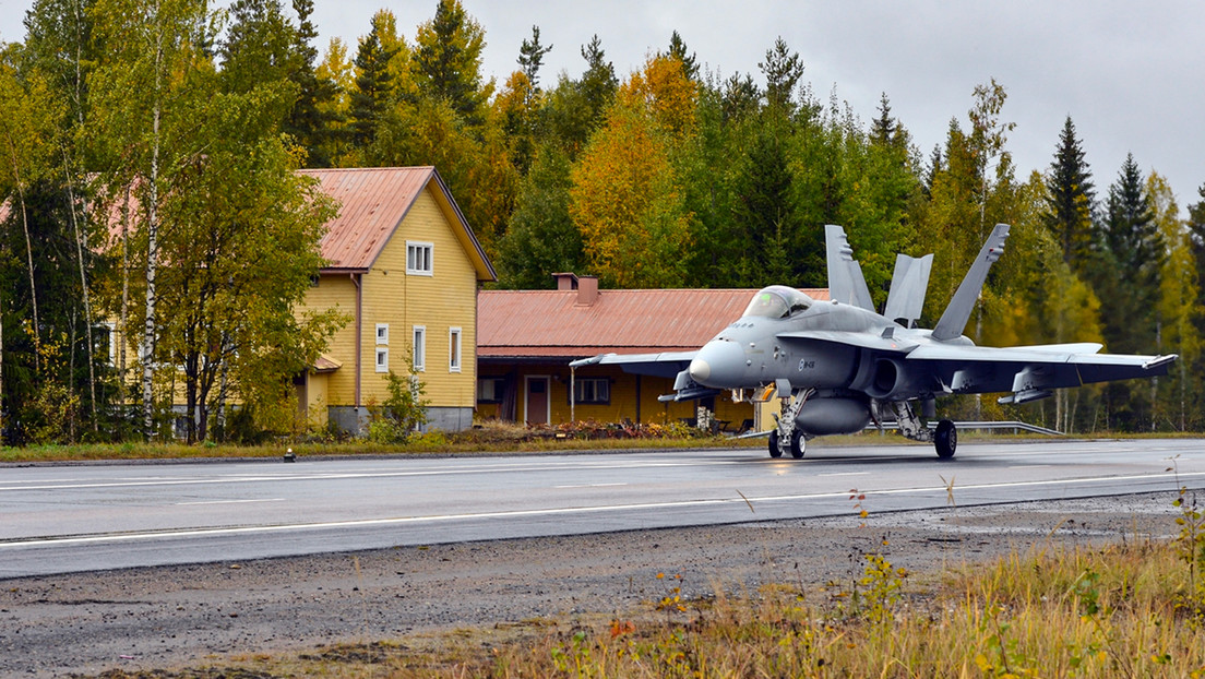 VIDEO: Finlandia practica misiones aéreas en una autopista en un simulacro no realizado en décadas