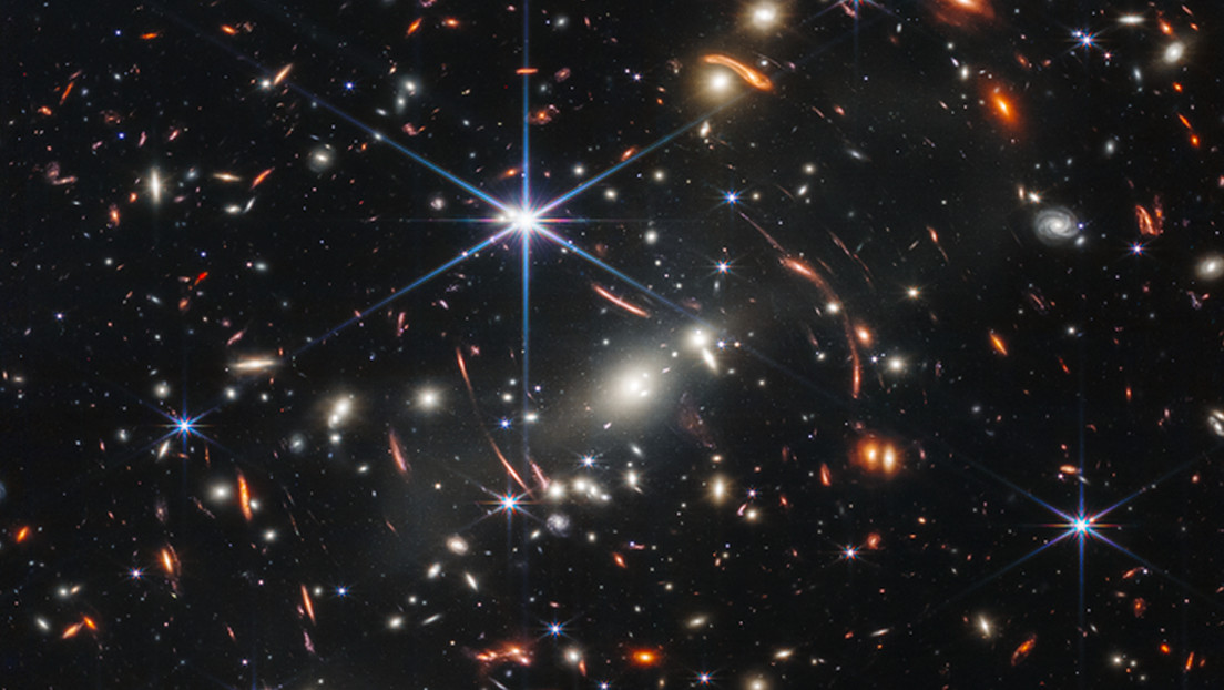 Detectan la galaxia de 'chispas' más lejana del universo jamás descubierta