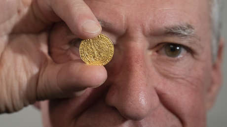 Encuentran bajo el suelo de su casa 264 monedas antiguas de oro valoradas en 290.000 dólares