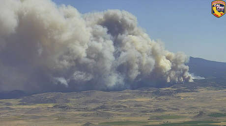 VIDEOS: Incendios forestales 'engullen' montañas en California