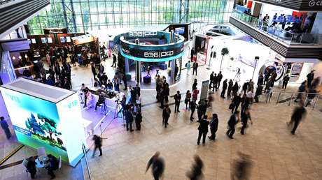 Second day of the Eastern Economic Forum, which challenges the West's attempts to isolate Russia