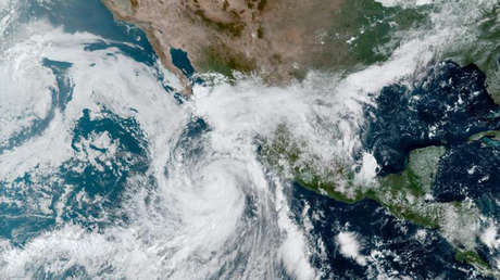 El huracán Kay se intensifica a categoría 2 en su trayectoria hacia Baja California y deja ya siete muertos